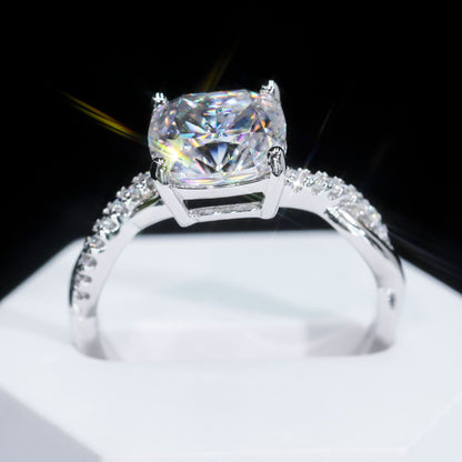VVS Moissanite Twisted Pavé Band Ring