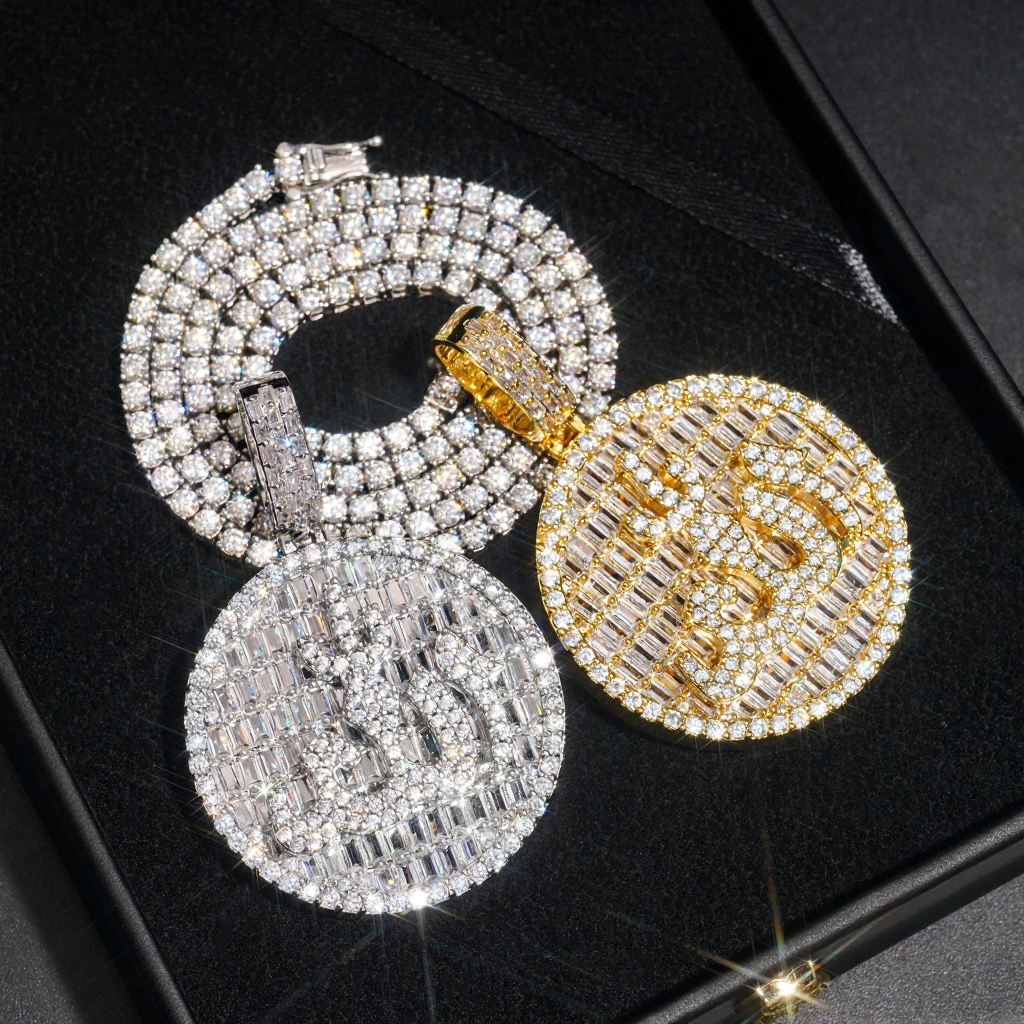 Round Plate 18k Gold Diamond Pendant